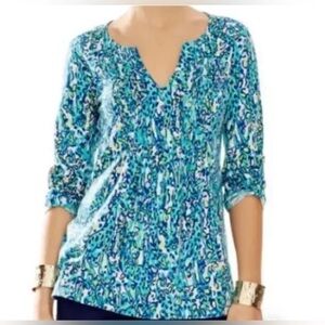 Lilly Pulitzer Brayden V-Neck Tunic Top in a blue and green giraffe print size M